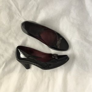 Camper black patent heel with bow, size 6.